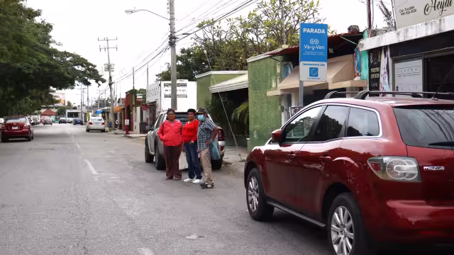 La obstrucción en zonas para abordar obliga a que los camioneros den parada en medio de la calle.