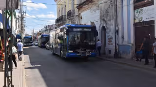 Suspenden operaciones de cinco rutas del Va y Ven en Mérida por bloqueo en encierro de unidades
