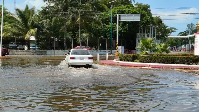 El aumento y descenso de la marea y el "mar de fondo" han causado encharcamientos en zonas bajas de la Isla del Carmen por tres días