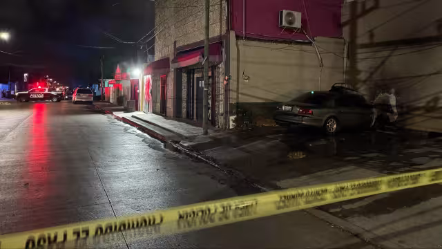 Dan más de 15 balazos a un bar; un vehículo termina quemado