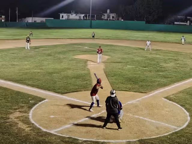 Los dos equipos ofrecieron un buen encuentro en el campo.