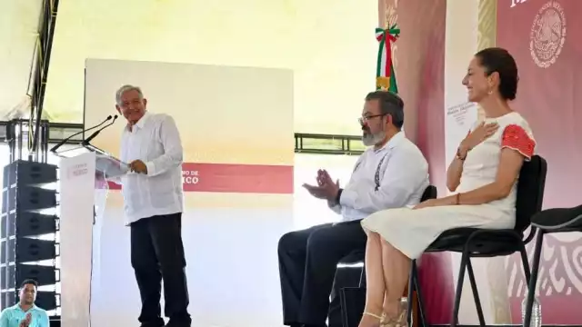 Claudia Sheinbaum Pardo, virtual presidenta electa de México, junto a AMLO