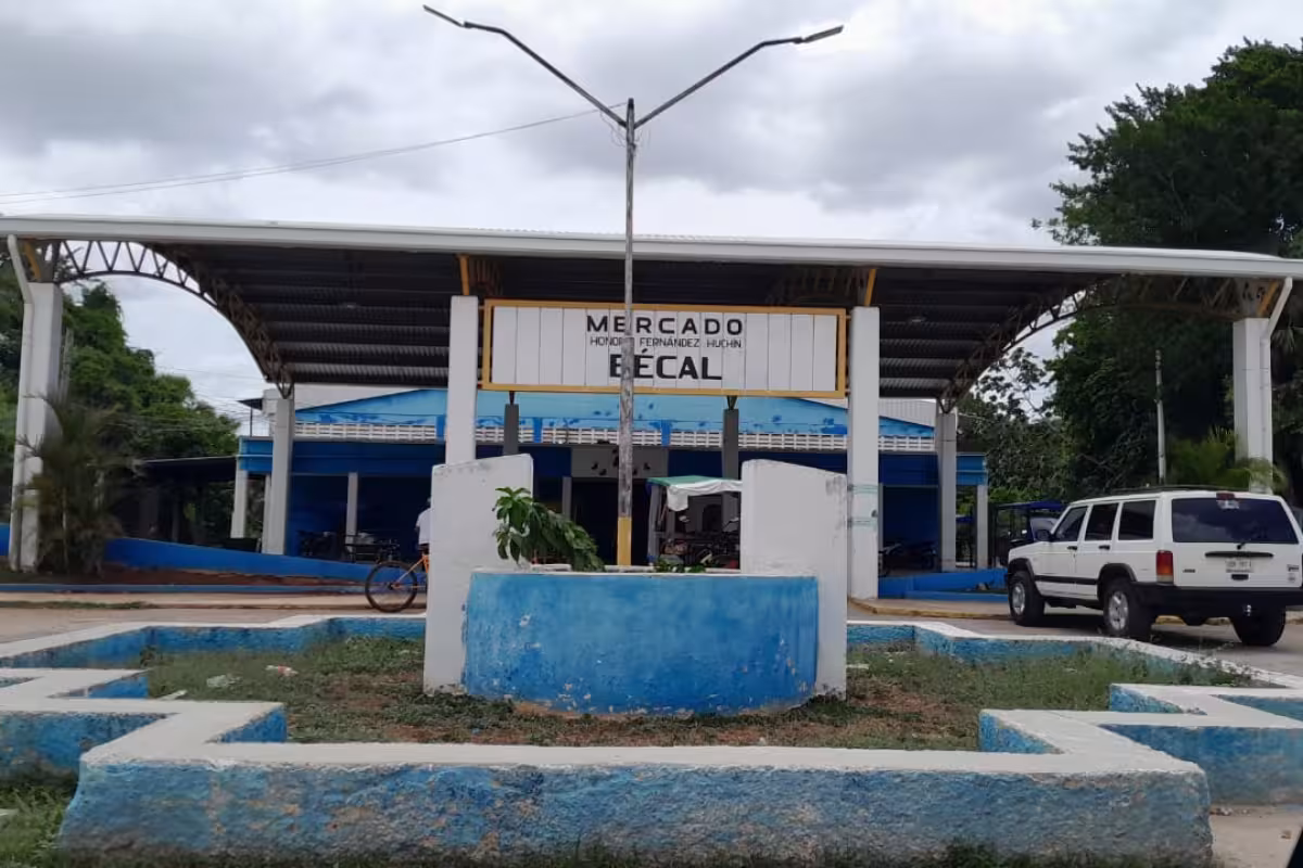 Sumidero colapsado provoca fétidos olores en mercado de Bécal ...