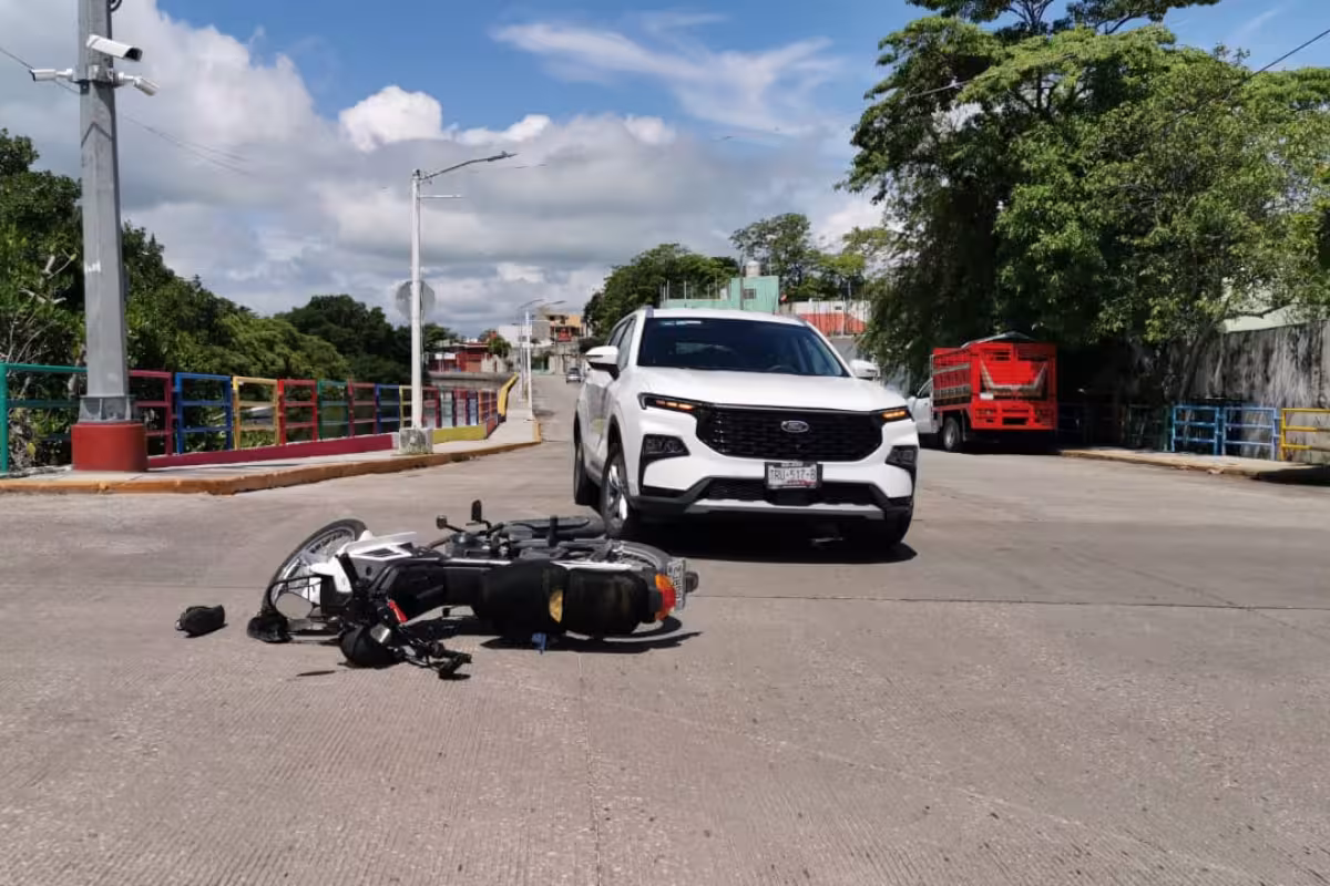 Conductora se pasa el alto y provoca que dos motociclistas se ...