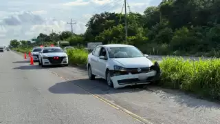 Conductor sufre accidente en la carretera federal 307 tras falla mecánica