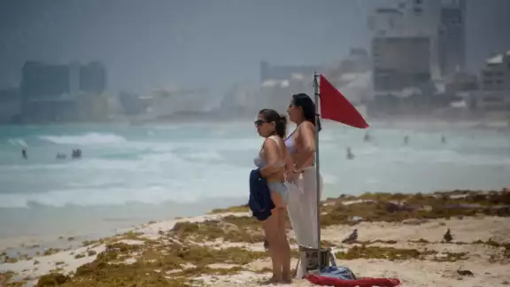 Prohíben acceso a 11 playas de Cancún por fuertes oleajes Prohíben acceso a 11 playas de Cancún por fuertes oleajes