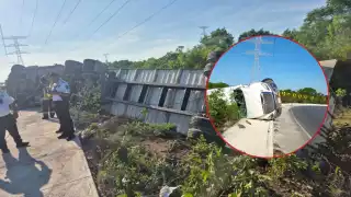  Tráiler sufre volcadura en la avenida Chac Mool con Huayacán en Cancún