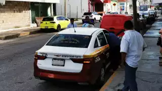 Taxi choca contra camioneta estacionada en Ciudad del Carmen; conductor huye y luego regresa