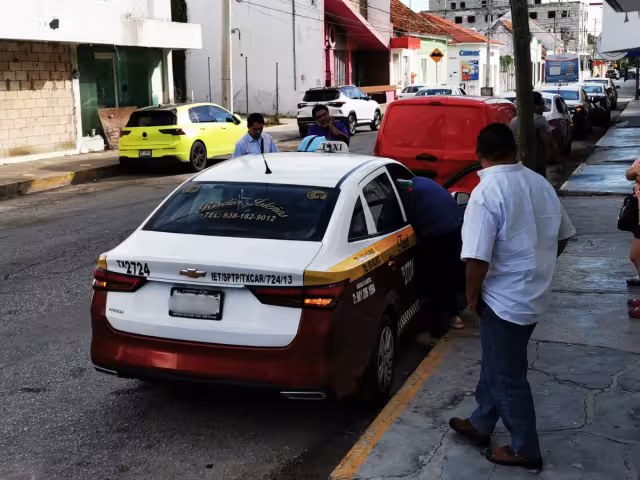 Después de haber sido captado en foto y video, el conductor que se había dado a la fuga, regresó para responsabiliizarse