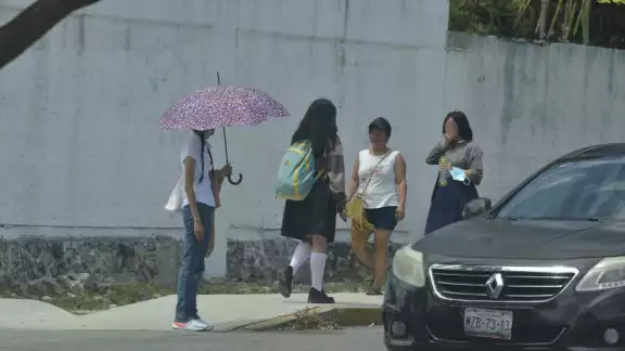 Amas de casa comentaron que para estar tranquilas prefieren acompañar a sus hijos a los planteles educativos Amas de casa comentaron que para estar tranquilas prefieren acompañar a sus hijos a los planteles educativos