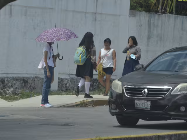 Amas de casa comentaron que para estar tranquilas prefieren acompañar a sus hijos a los planteles educativos