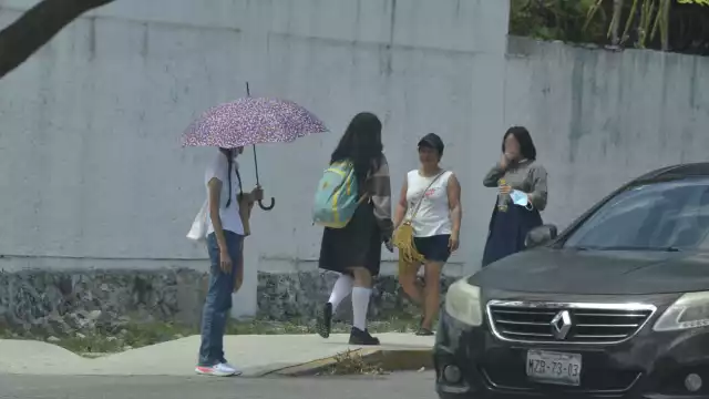 Amas de casa comentaron que para estar tranquilas prefieren acompañar a sus hijos a los planteles educativos