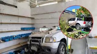 Fuerte accidente en Cancún: Conductor en estado de ebriedad atraviesa la pared de una vivienda