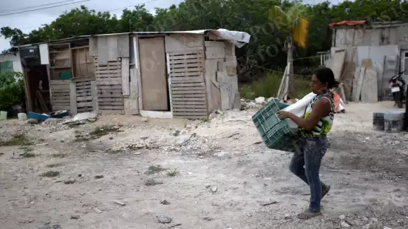 Una disminución de recursos procedentes del país vecino afecta directamente a las familias que dependen de ellos para comer, educación y salud Una disminución de recursos procedentes del país vecino afecta directamente a las familias que dependen de ellos para comer, educación y salud