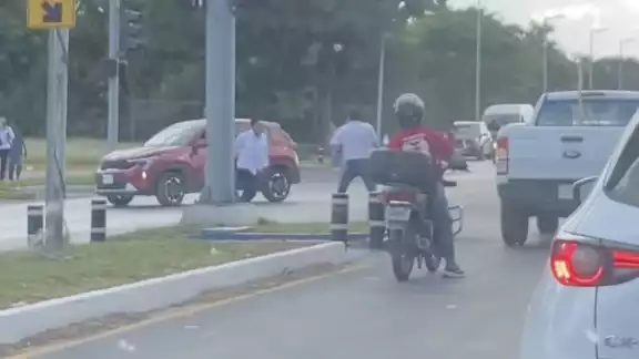 El chofer del Va y Ven y el de una camioneta arreglaron un percance vial con golpes. El chofer del Va y Ven y el de una camioneta arreglaron un percance vial con golpes.