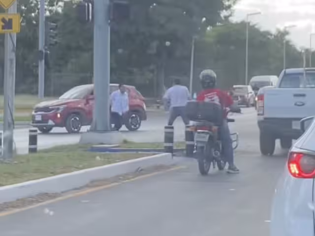 El chofer del Va y Ven y el de una camioneta arreglaron un percance vial con golpes.