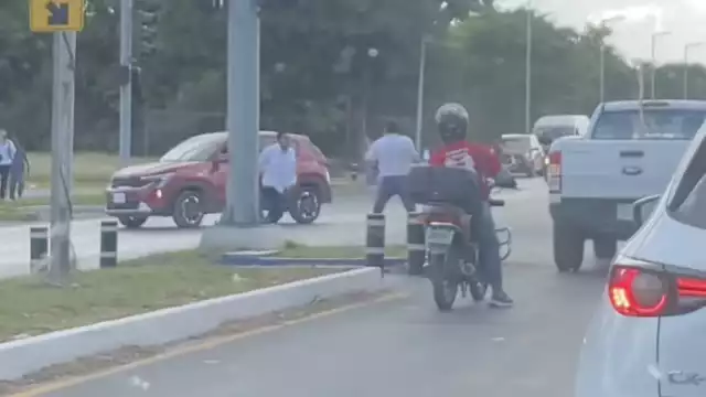 El chofer del Va y Ven y el de una camioneta arreglaron un percance vial con golpes.