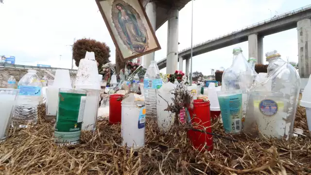 El altar para las personas fallecidas en la explosión de la pipa.