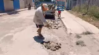 Harto de esperar a las autoridades, vecino de Bethania en Campeche bachea calle por su cuenta