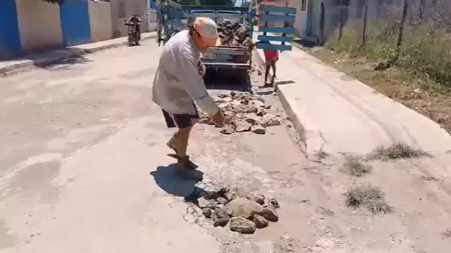 Vecino de Bethania, Campeche, cansado del mal estado de la calle principal, decidió repararla por su cuenta.