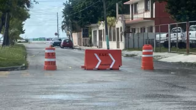 Cierre de vialidades por Día de Muertos afecta a chetumalenses.
