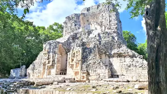 Balamkú significa “Templo del Jaguar” en lengua maya. Balamkú significa “Templo del Jaguar” en lengua maya.