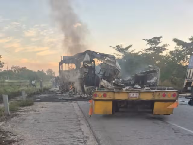 El chofer del tráiler podría haber invadido el carril contrario, pero las causas del accidente aún se investigan