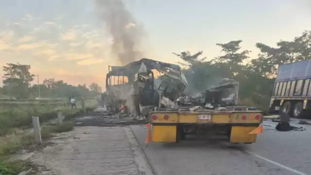 El chofer del tráiler podría haber invadido el carril contrario, pero las causas del accidente aún se investigan