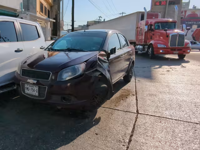 Accidente en la avenida 10 de Julio involucra un automóvil y un tractocamión.