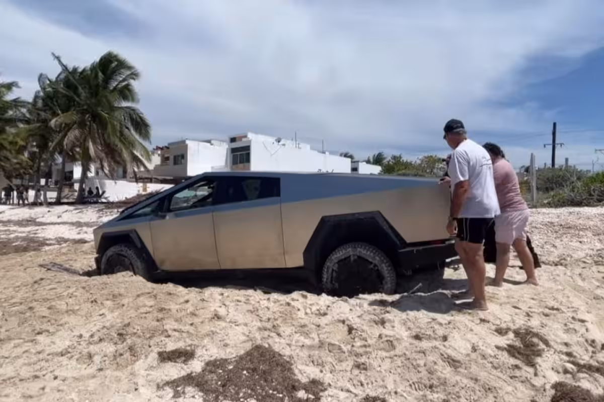 Cybertruck de Tesla se queda atorado en la arena de una playa en ...