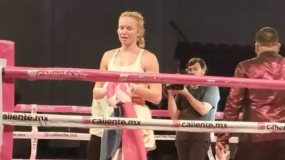 Carmen Veekay se coronó como ganadora contra la boxeadora mexicana Carmen Veekay se coronó como ganadora contra la boxeadora mexicana