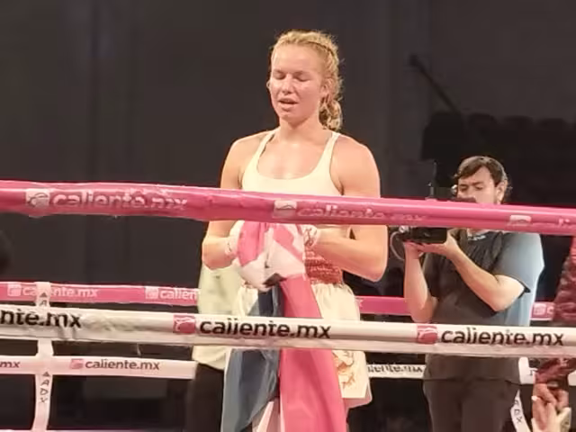 Carmen Veekay se coronó como ganadora contra la boxeadora mexicana