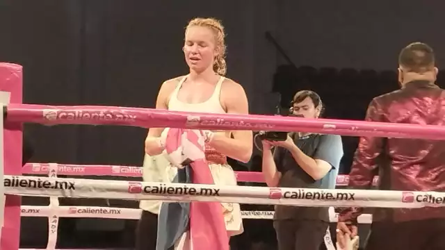Carmen Veekay se coronó como ganadora contra la boxeadora mexicana