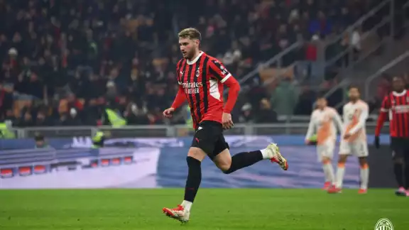 Santi Giménez durante su debut con el Milan