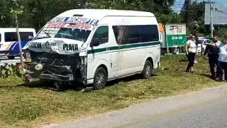 Combi se impacta contra camioneta en carretera Cancún-Playa del Carmen; reportan lesionados 