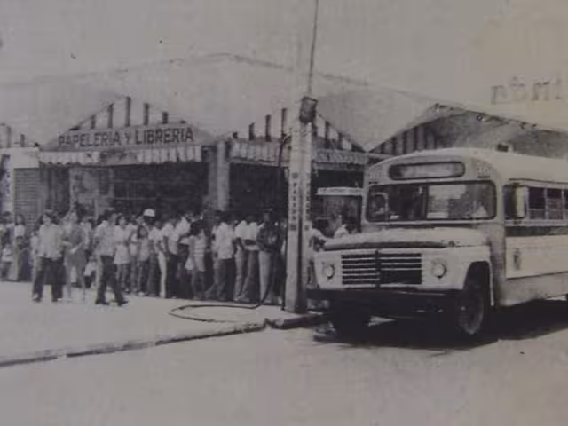 Paradero de camiones en la sombrilla del mercado de Campeche
