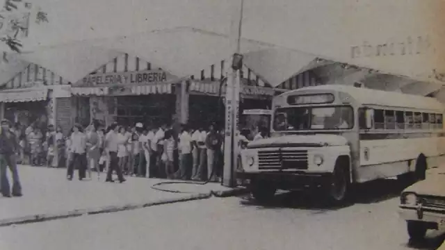 Paradero de camiones en la sombrilla del mercado de Campeche