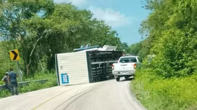 Un fuerte accidente ocurrió la mañana del domingo en la carretera libre Seybaplaya-Campeche.