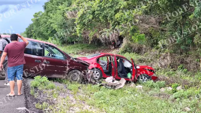 Paramédicos acudieron al lugar del accidente para atender a los lesionados