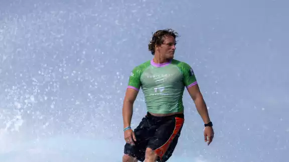 El surfista mexicano Alan Cleland continúa avanzando en los Juegos Olímpicos de París 2024