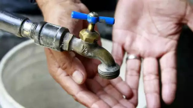Debido al cambio de una tubería de agua las colonias de Chetumal fueron afectadas.