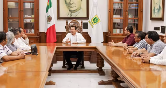 Joaquín Díaz Mena se sienta a la mesa con los sindicatos de profesores y llegan a varios acuerdos
