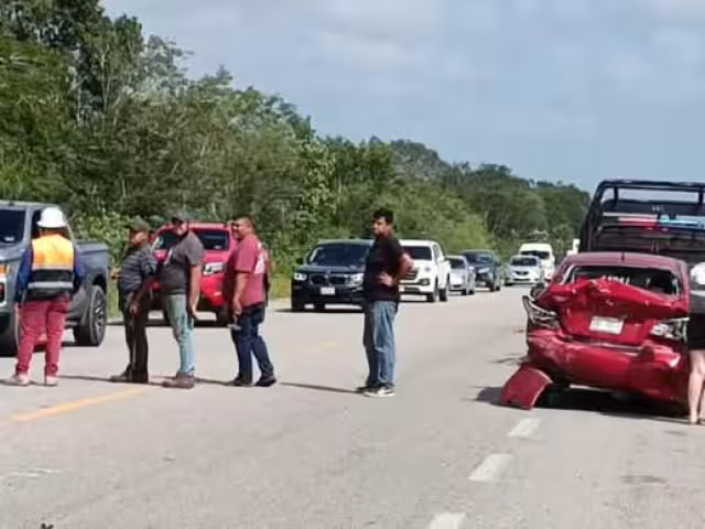 Accidente vehicular en Chetumal deja a varios lesionados.
