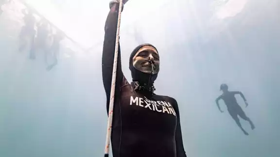 La reconocida atleta reveló que durante esa inmersión en particular, recordó a una amiga quien perdió la vida