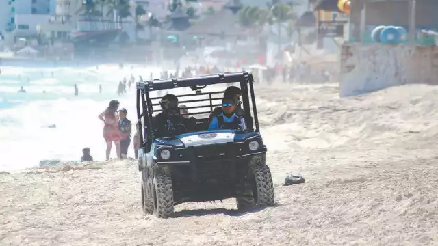 Como parte del operativo vacacional, oficiales de la Guardia Nacional, Marina y Policía Turística recorren Delfines, Ballenas y Chac Mool