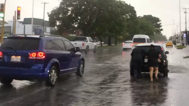Como consecuencia de las lluvias registradas la tarde de ayer,varios  autos quedaron varados