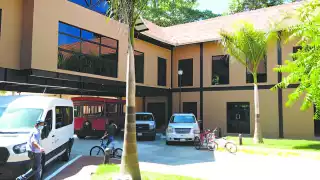 La alcaldesa Ángela Cámara retuvo a dos funcionarios para obligarlos a firmar actas de obras