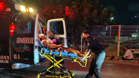 El hombre herido fue trasladado por una ambulancia al hospital para recibir atención. El hombre herido fue trasladado por una ambulancia al hospital para recibir atención.