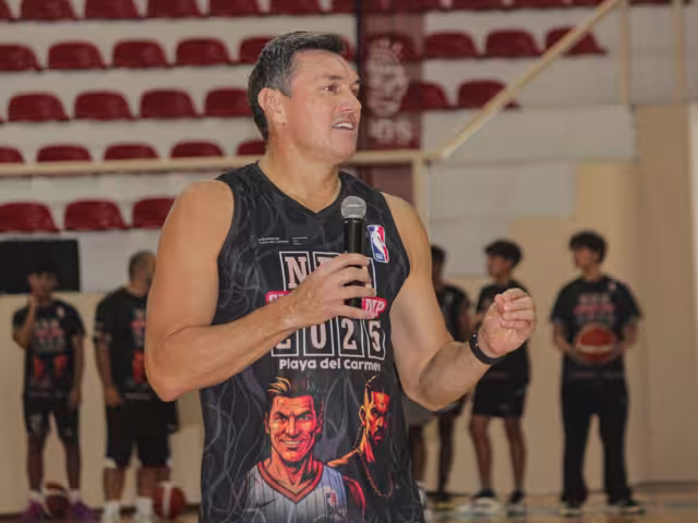 Eduardo Nájera platicó con los asistentes y compartió la historia de su carrera.