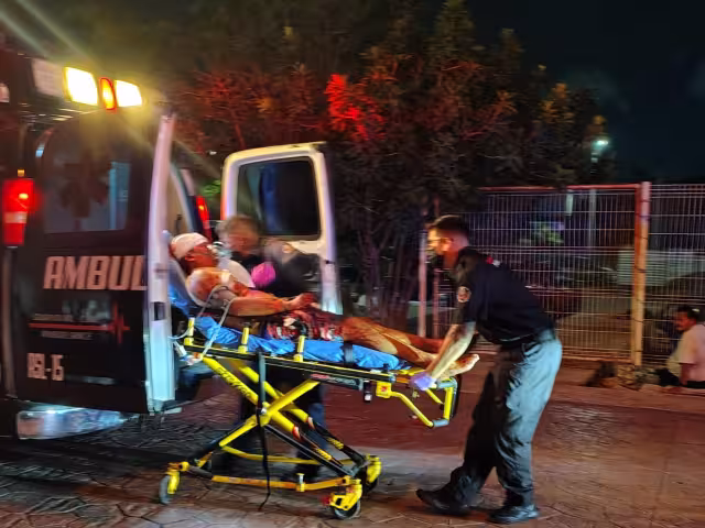 El hombre herido fue trasladado por una ambulancia al hospital para recibir atención.